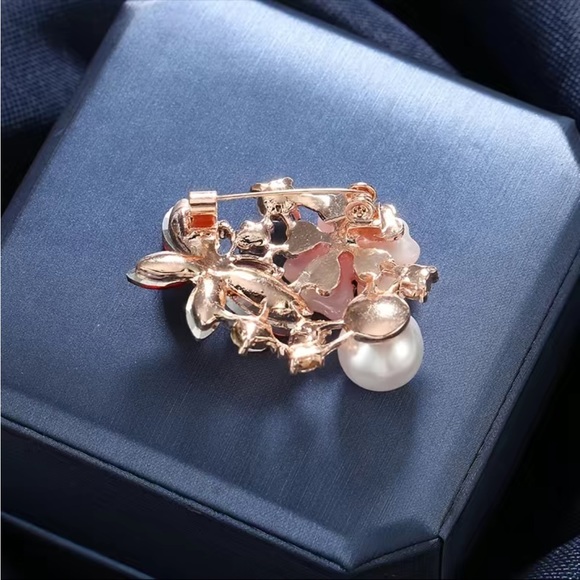 Vintage Elegant Flower Butterfly Brooch Pin with a pearl Gold 14K plated - Picture 4 of 5